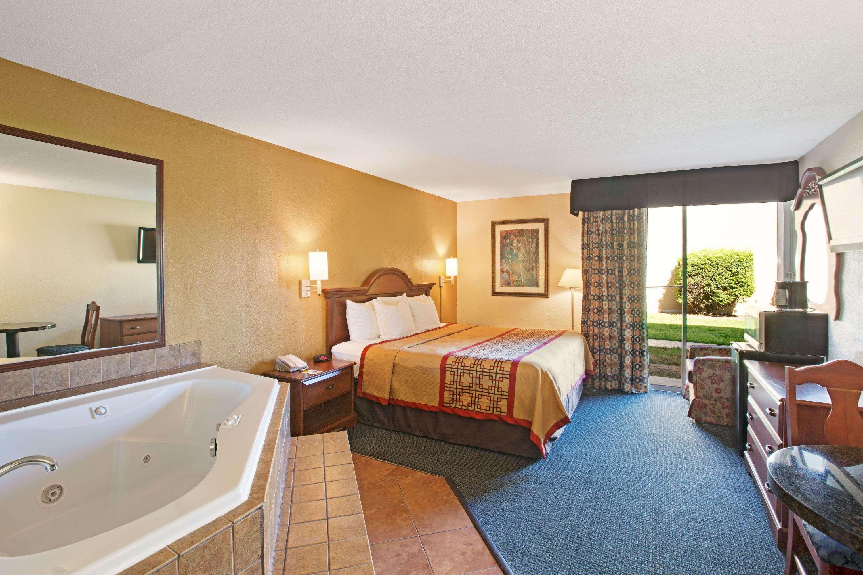 Days Inn By Wyndham Charlotte/Woodlawn Near Carowinds Dış mekan fotoğraf